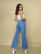 Cargar imagen en el visor de la galería, PANT. FLARE JEANS CRUZ - CÓDIGO: 23723  OP:1862
