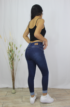 Cargar imagen en el visor de la galería, PANTALON CON BASTA DOBLADA (3 BOTONES)
