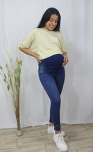 Cargar imagen en el visor de la galería, PANTALÓN MATERNIDAD CON DETALLE EN BASTA
