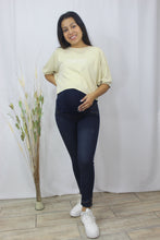 Cargar imagen en el visor de la galería, PANTALÓN MATERNIDAD CON DETALLE EN BASTA
